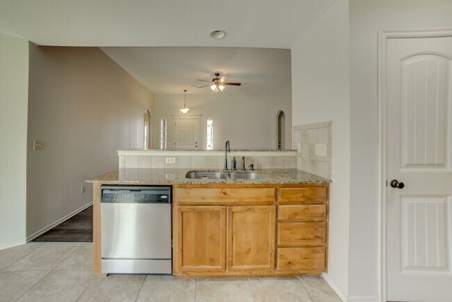 Building Photo - 3 Bed | Bath in Broken Arrow!