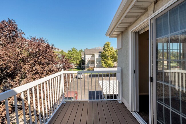 Building Photo - 3 Bedroom Top Floor Orem Condo w Awesome Amenities!