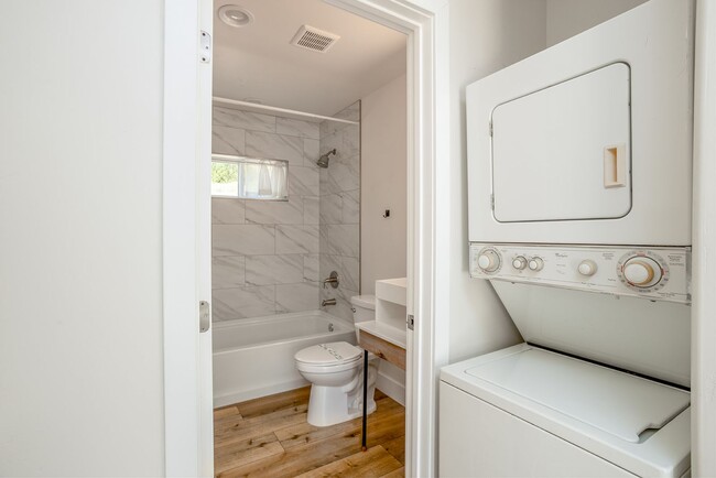 Building Photo - 1 Bedroom in Oceanside!
