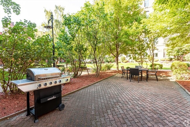 Building Photo - 45 Willow St