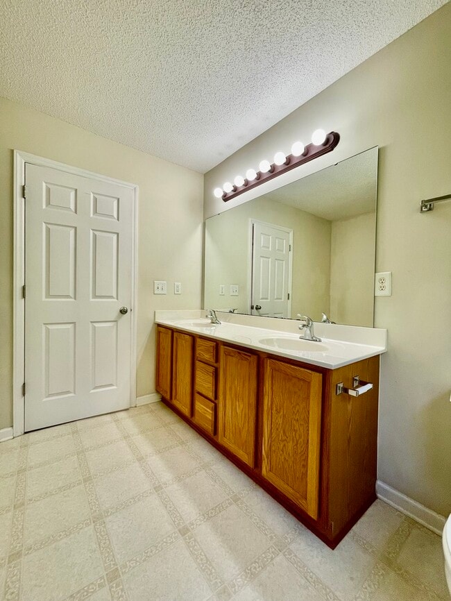 Building Photo - 806 Northwood Hills Ave