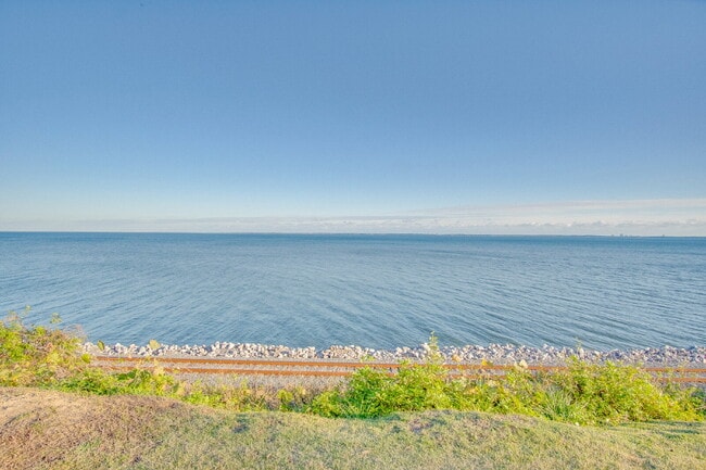 Building Photo - Stylish Condo in Waterfront Bayview Terrace – Updated Interiors, In-Unit Washer/Dryer, Access to ...