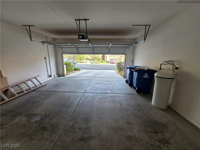 Building Photo - 10601 Cave Ridge St