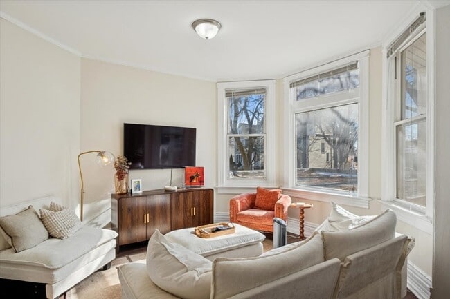 Building Photo - 2144 W Montrose Ave