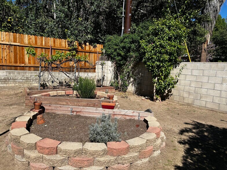 Building Photo - 254 N Canyon Blvd