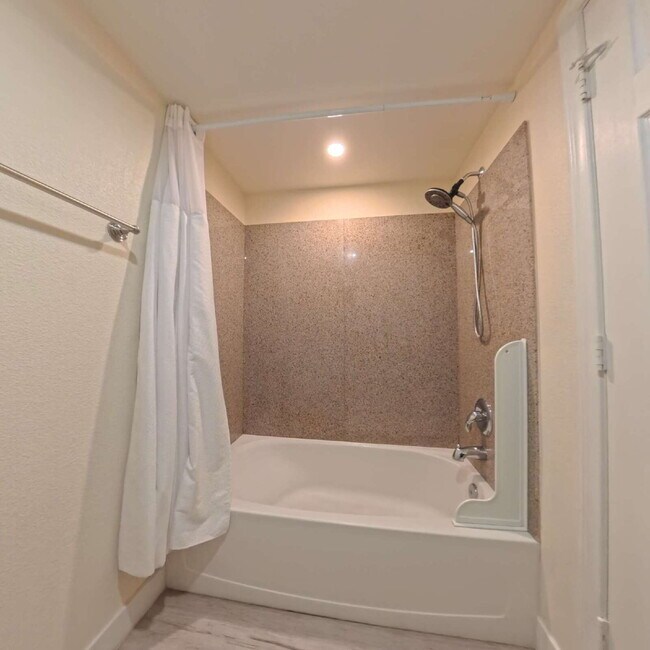 Building Photo - Charming 2nd Floor Unit In Gated Community!