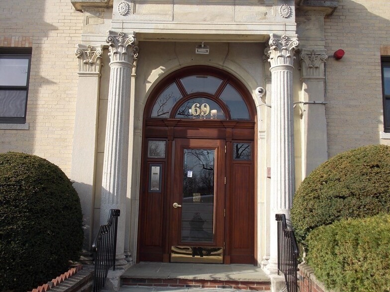 Building Photo - 61 Park Dr
