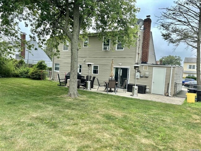 Building Photo - 328 Fern Pl