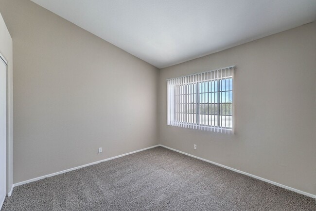 Building Photo - CONDO IN SUNHAMPTON!