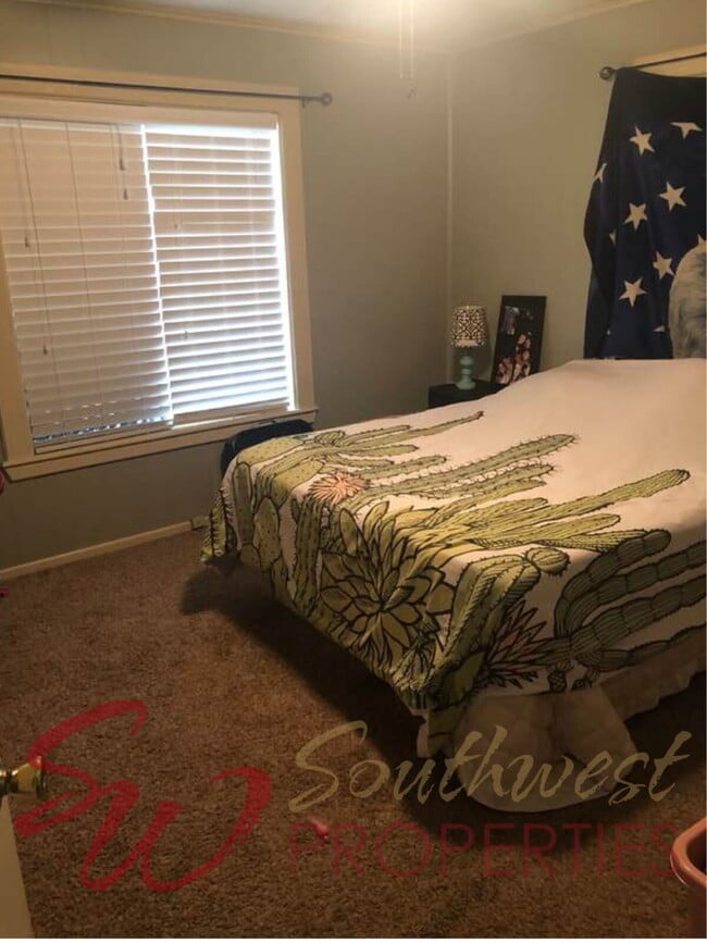 Building Photo - 2 Bedroom, 1 Bathroom with Awesome Backyard