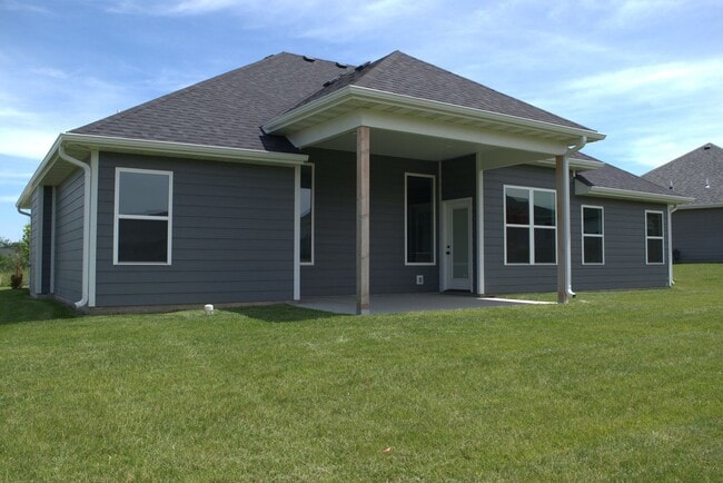 Building Photo - Beautiful 3 Bed 2 Bath Ranch In The Brooks!