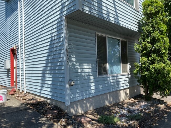 Building Photo - 6205 SE 92nd Ave