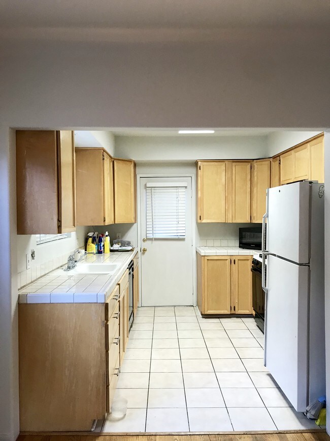 Building Photo - 910 Robinson St