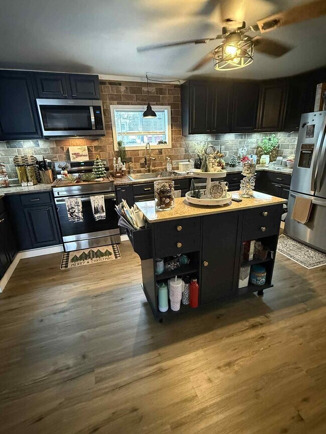 Building Photo - 3 Bedroom single family house