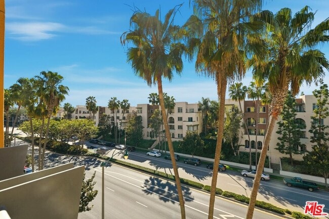 Building Photo - 5831 Seawalk Dr