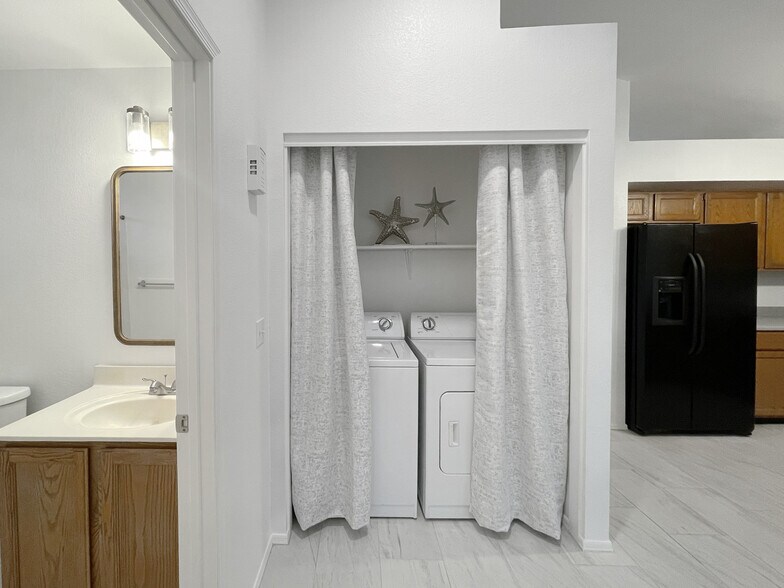 Building Photo - 1120 N Val Vista Dr