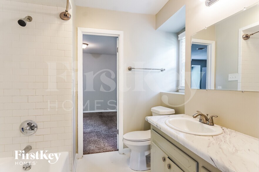 Building Photo - 2204 Lynncrest Ln