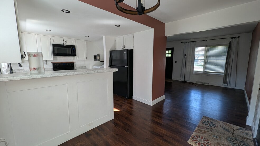 Building Photo - 206 Elm Ln