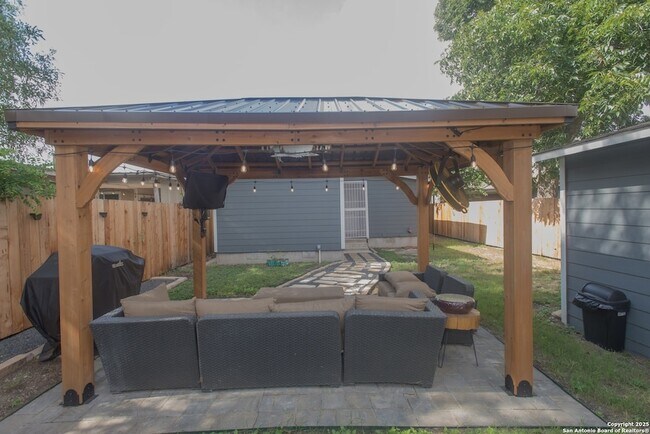 Building Photo - 611 Brunswick Blvd