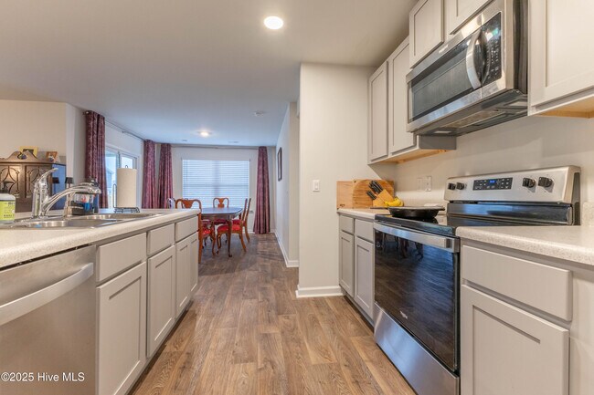 Building Photo - 509 Birdsong Dr
