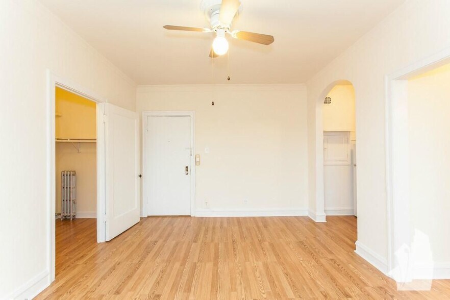 Building Photo - 2536 N Sawyer Ave