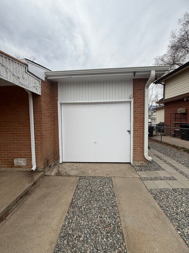 Building Photo - $0 DEPOSIT OPTION, CHARMING 3 BED 2 BATH TRADITIONAL HOME!! HUGE YARD, STEPS FROM PEORIA STATION