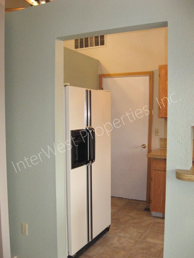 Building Photo - 3 Bed 2 Bath Beaverton Home with big backyard, storage shed, A/C and fireplace!!