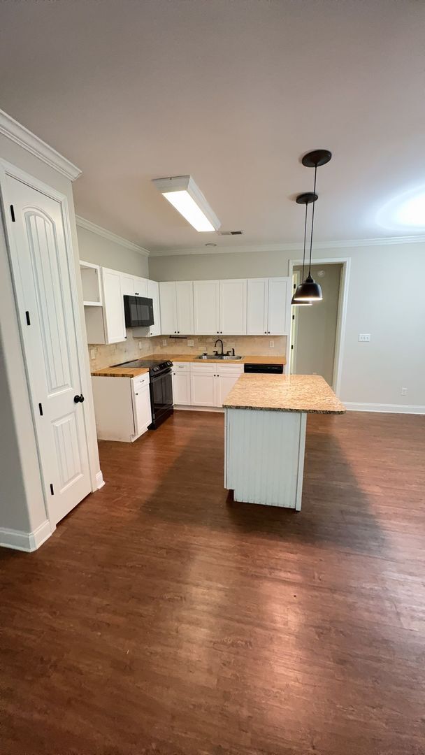 Building Photo - Nice 4 bedroom 2 bath home in the heart of...