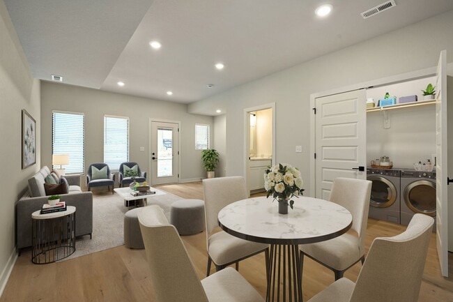 Building Photo - Luxury 2-Bedroom Townhome