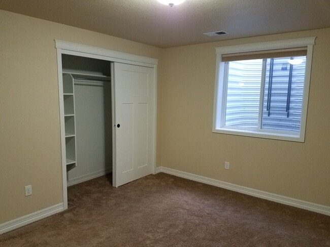 Building Photo - House For Lease