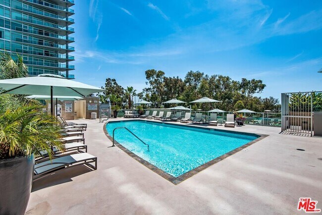 Building Photo - 13650 Marina Pointe Dr