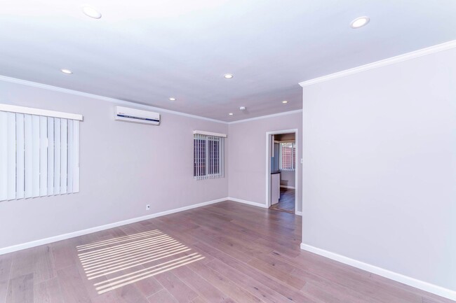 Building Photo - 2-bedroom/1-bathroom Apartment Available!!!