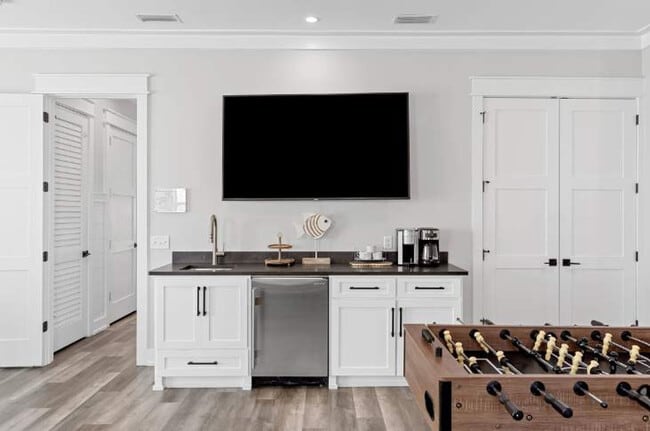 Building Photo - 157 S Arnold Rd