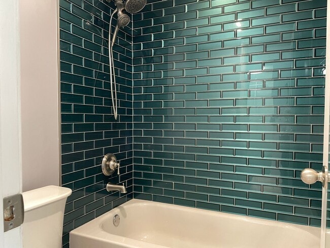 Building Photo - Beautifully renovated! 2 Bed, 2 Bath corne...