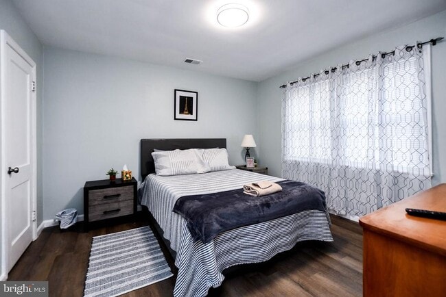 Building Photo - 3802 Cedar Dr