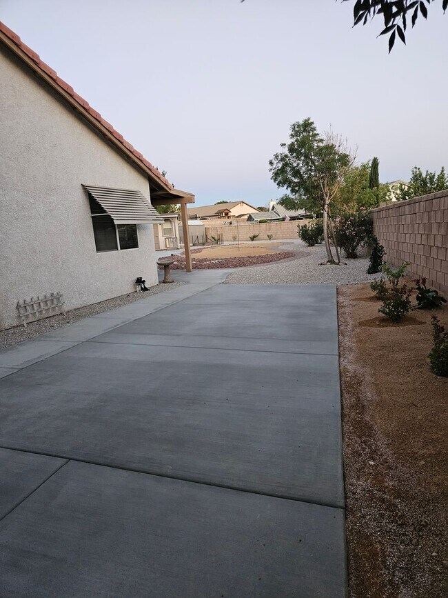 Building Photo - 3 Bedrooms, Den, 2 Bathrooms, 3 Car Garage...