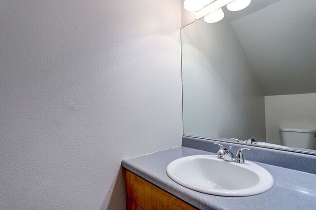 Building Photo - 2 bedroom 1 bath with washer/dryer in unit!