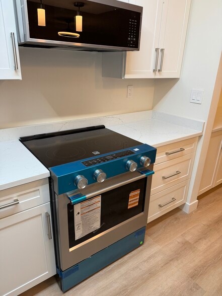 Kitchen Aid Range - 120 Creekwood Dr