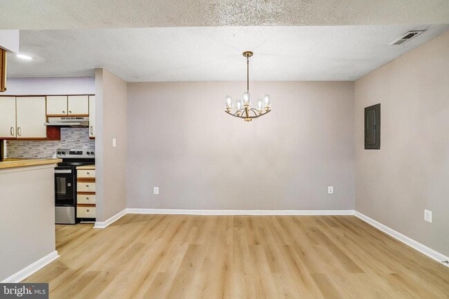 Building Photo - 1603 Carriage House Terrace