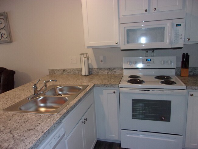 Building Photo - Cute Home Ready for Family