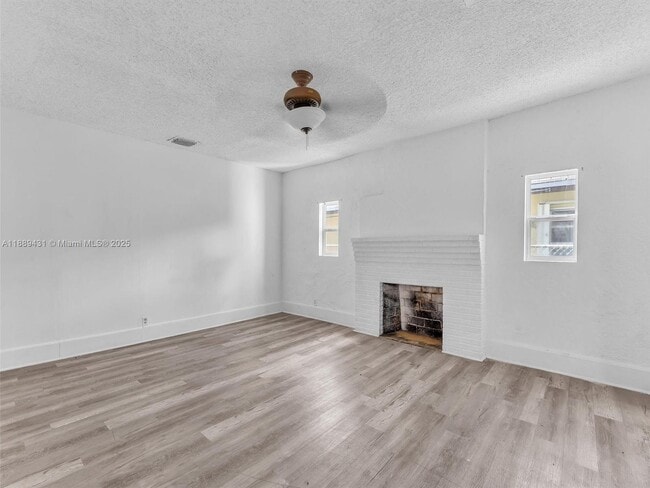 Building Photo - 1932 Dewey St