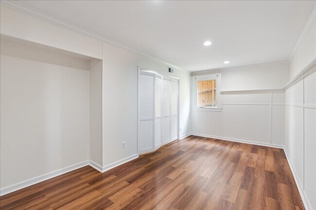 Building Photo - Remodeled in great location! 4 bedrooms 2 FB Walk to Metro