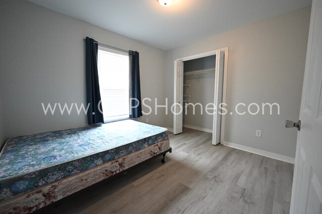 Building Photo - 3/2 in Pensacola!