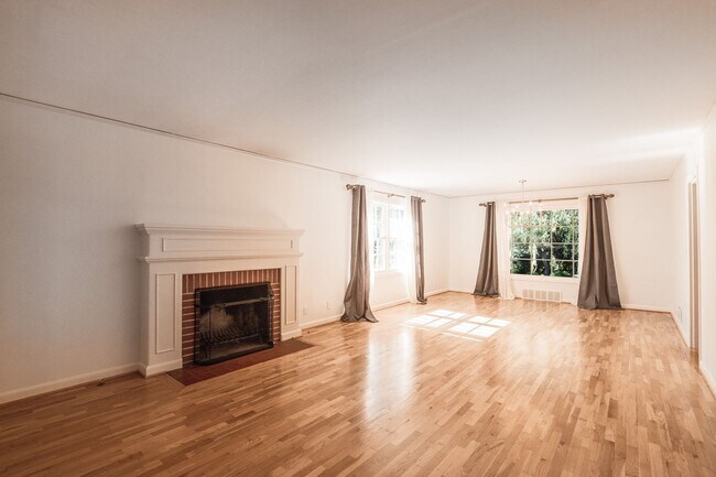 Building Photo - 4527 SW 29th Ave