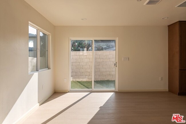 Building Photo - 1118 W 110th St