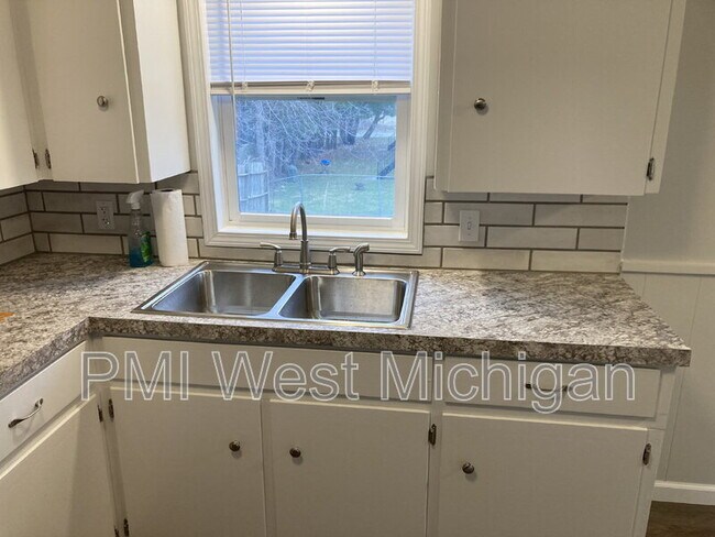 Building Photo - 2359 Barberry Dr SW