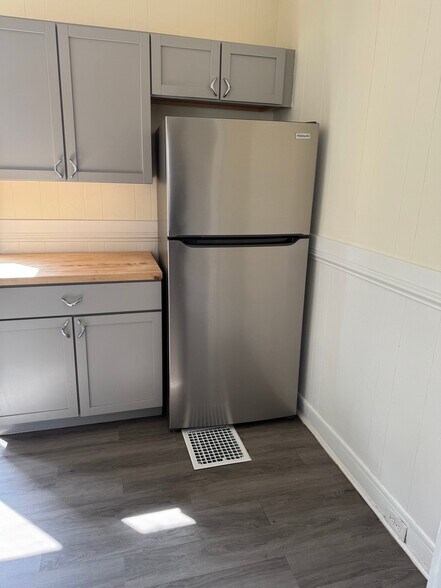 Building Photo - 1560 Wealthy St SE