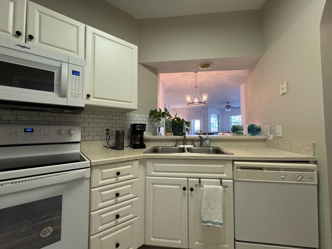 Building Photo - Gorgeous 3BD/2BA Waterfront Corner Unit in Gated Community!