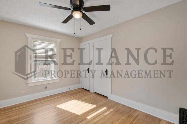 Building Photo - 410 S Estelle St