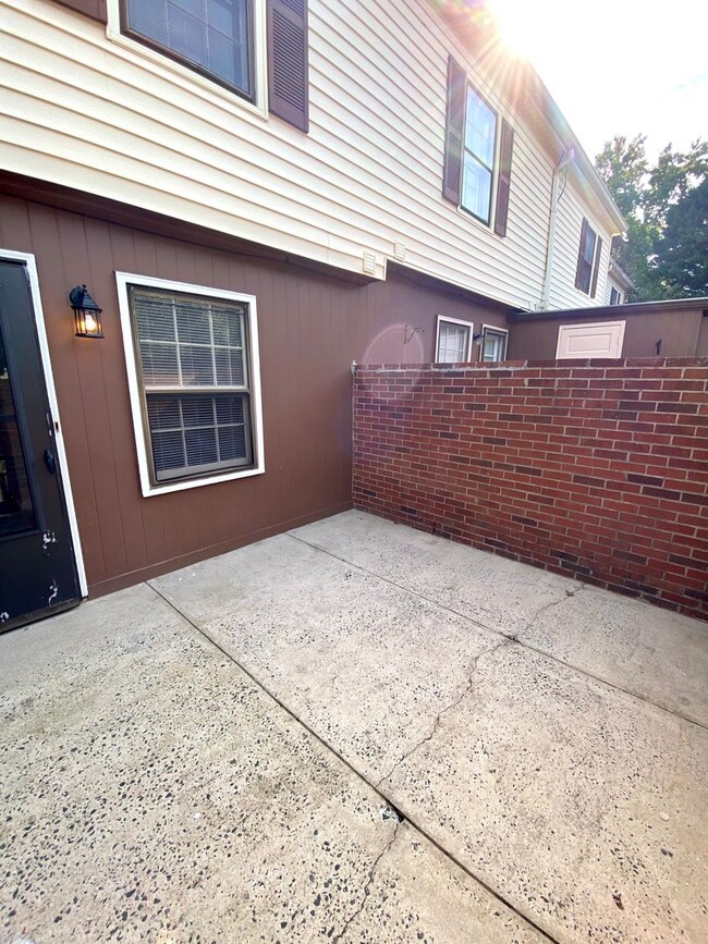 Building Photo - Charming 2-bedroom 1.5-bath home 10 minute...